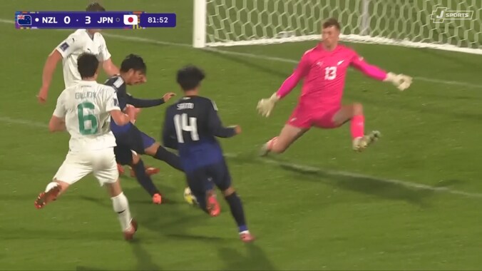 敵GK＆DFが唖然…U-20日本代表MF、“足裏フェイント”からスーパーゴール！「鎌田かよ」「完璧すぎて笑う」「冷静の権化」石井久継がW杯で圧巻2ゴール目 5枚目