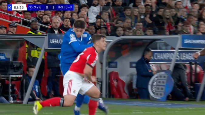 「退場だろ！」レアルMFの“右フック”に批判殺到「躊躇なくぶん殴った…」「VARの意味がない」相手DFの頭を強打→まさかのお咎めなし 4枚目