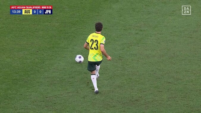 「どうなってんだよ！」日本代表戦で謎判定！？「今のは珍プレーすぎ」鎌田のパス直撃の審判が“ドロップボール”を相手側へ「日本のボールじゃないの？」「謎すぎる」 4枚目