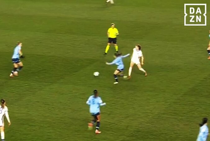 【写真・画像】天才！ マンＣ長谷川唯、“極上スルーパス”で決定機創出！「職人技」「えぐい」「絶妙」ピッチを切り裂く一撃にスタジアム大歓声【女子CL】　1枚目