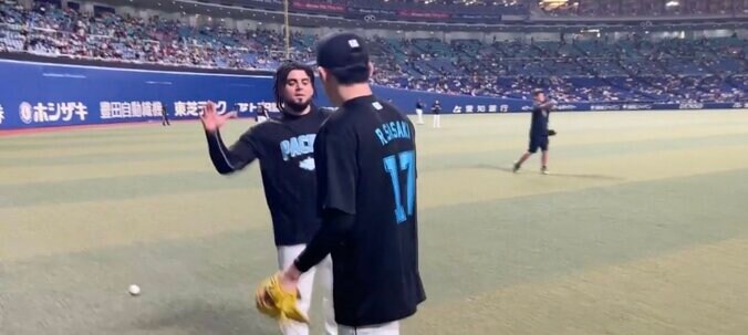 「世界一の投手になれる」日本人最速165kmと元MLBのセーブ王のエグすぎるキャッチボール！ 仲良しすぎるロッテ・佐々木郎希とソフトバンク・オスナの交流シーン 2枚目