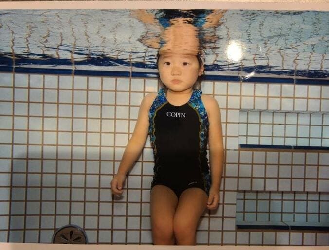  小原正子、カメラマンが撮影した水泳中の娘の姿を公開「初めてだから緊張してる」  1枚目