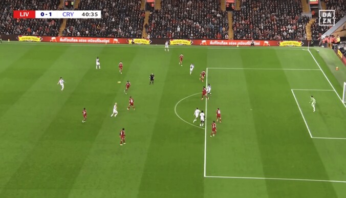 縦パスを出す鎌田大地