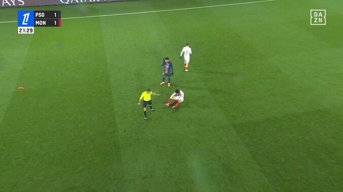 【映像】南野拓実の頬に肘が食い込む強烈エルボー