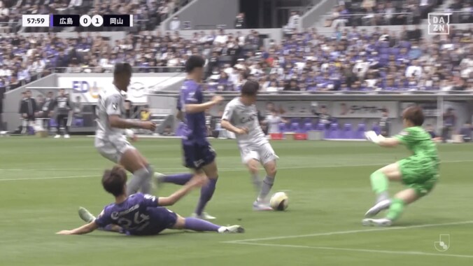 衝撃フィジカル！ 重戦車ルカオの“破壊的突進”にSNS騒然「Jリーグに止められるDFいる？」「トラックだ…」「バケモノかよ」広島Ｗマークを粉砕→決勝点お膳立ての圧巻シーン 2枚目