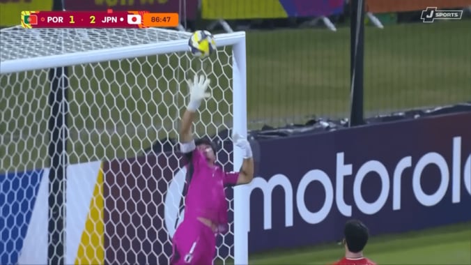 「手放したらあかん」アメリカ→日本の17歳GK、“海老反りセーブ”が脚光！「スーパーだ」バックステップからワンハンドパンチ 3枚目