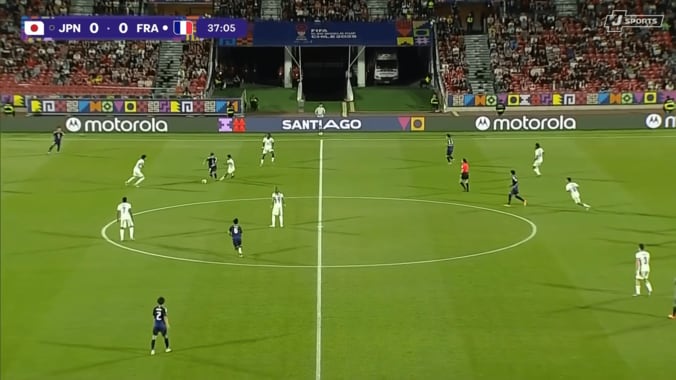 騒然！日本代表10番が“フランス翻弄”「ファウルでしか止められない」「レベチだな」大関友翔が絶品ターン→ユニ掴んだ相手MFに警告【U-20W杯】 5枚目