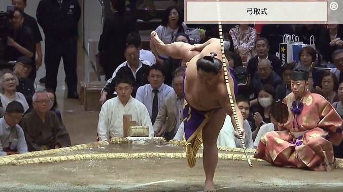 東の花道の奥に湊川親方の姿