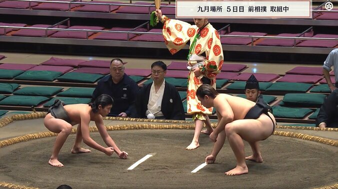 “57キロ”力士が一撃で「吹っ飛んだ」驚きの光景 「まぁそうなる」「最軽量頑張れ」励ましの声 2枚目