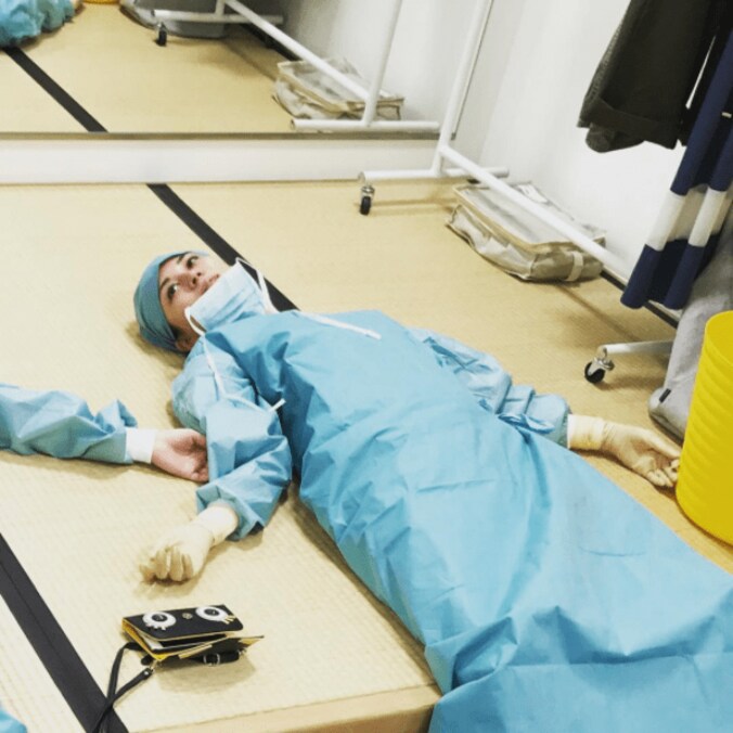 比嘉愛未、左手は誰？『コード・ブルー』手術シーン後の脱力ショット公開 1枚目