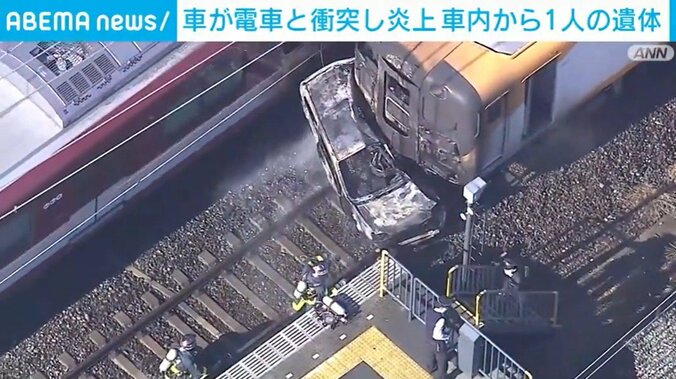 衝突した特急電車と車