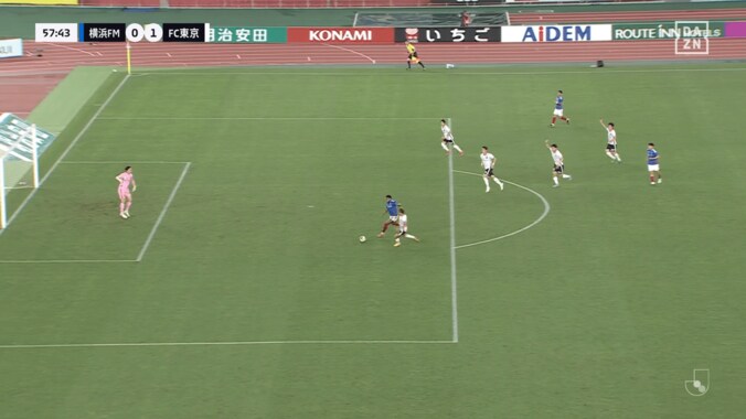 GKミスを帳消し！ 38歳長友佑都、“爆速カバーリング”が脚光「年齢関係ねえよって教えてくれる」「若者が走るのをやめている横で…」森保一監督に猛アピール 4枚目