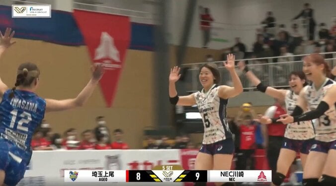 大喜びで駆け回って飛び上がるリベロ・岩澤実育