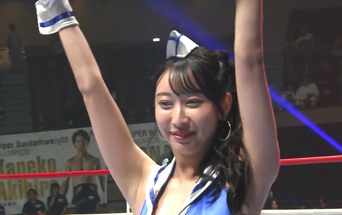 「肩が外れ、腕が変な方向に…」ラウンドガールが衝撃告白 リング上でまさか… カメラが捉えた決定的瞬間「そんな事情が…」「大丈夫ですか」心配の声相次ぐ  2枚目