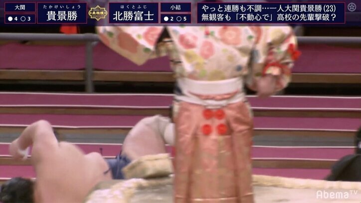 「フィギュアスケートか」豪快に転がった北勝富士、実況アナの「2回転半」コメントに視聴者が沸く