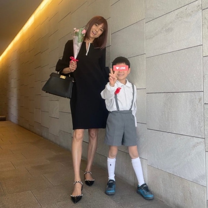  hitomi、次男の卒園式での親子ショットを公開「胸にグッとくるものがありました」 