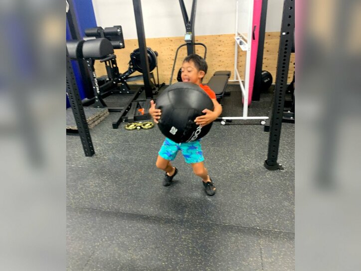 【画像】大きなものを持ち上げるケンジくん