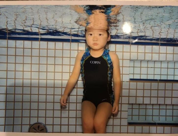  小原正子、カメラマンが撮影した水泳中の娘の姿を公開「初めてだから緊張してる」 