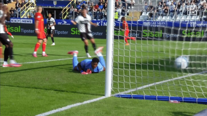 失点した鈴木彩艶