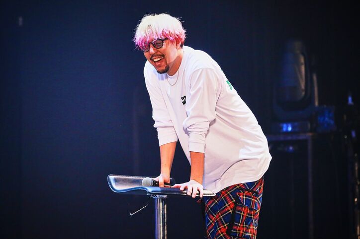 八木勇征、韓国に向かうときに起こったポンコツエピソードを暴露！常識クイズではメンバーからツッコミ続々【ONLINE限定ライブ FANTASTICS 2023】