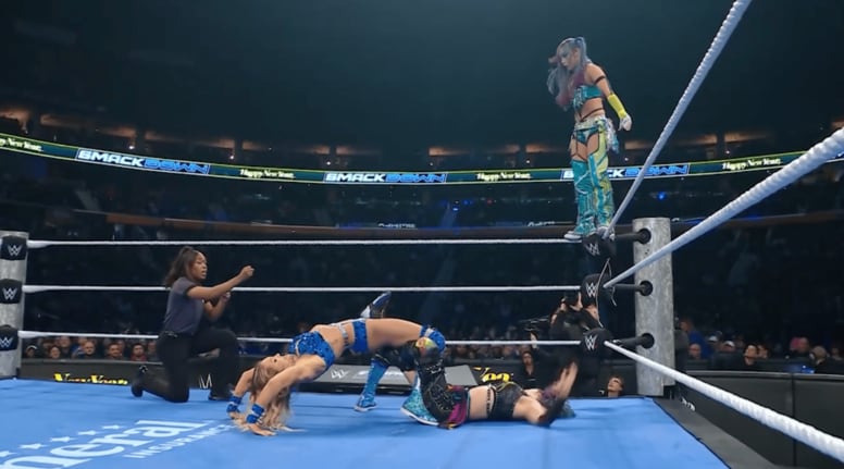 「世界一美しい」日本人女子レスラー、“すごい角度”ブリッジ固めを破壊する美麗エルボーに大歓声「えっぐ」