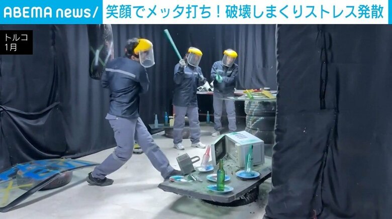 電子レンジもめった打ち！合法的に“暴れられる”施設がトルコにオープン
