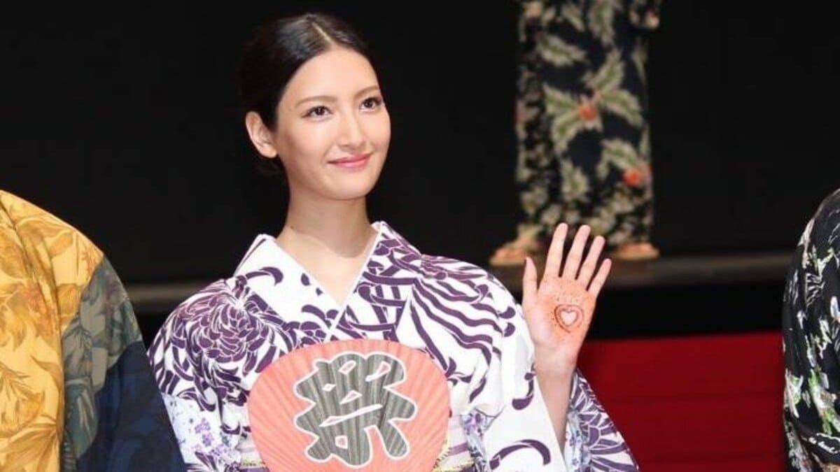 菜々緒 むずむず脚症候群 による不眠に苦悩 ファンから心配の声 話題 Abema Times