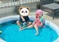  相沢まき、お気に入りの水着を着用しプールを満喫した娘「テラスがついているお家いいなぁ」 