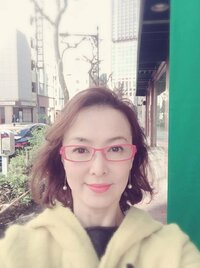 河野景子さん、新しいメガネ姿を公開し「雰囲気が変わり素敵」「お洒落で知性的」と称賛の声