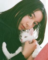 「可愛い×可愛いはもう優勝」「最強の組み合わせ」上白石萌歌、白猫との可愛すぎる“2ショット”を公開し話題