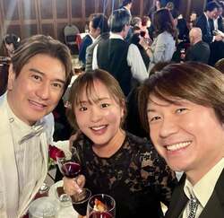  川崎麻世、盛り上がった結婚式の二次会での城咲仁らとのショットを公開「160人以上の皆さんが来てくれました」 