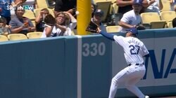 「もう全然見えないよ！」実況席のベッツも困惑 ライン際の“超微妙打球”…ドジャースの新星が“大ハッスル”し、観客は顔を“逸らした”猛チャージの瞬間