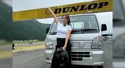 「恥ずかしい！」“軽トラ女子”三田悠貴、MTを軽快に操る異色の姿に反響 現役グラドルがなぜ？ 「マニュアル軽トラしかなくて」