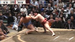 勢い余った力士が親方にヒップアタック 熱戦が生んだ珍事 館内騒然の光景に元横綱・若乃花「大丈夫かな？」