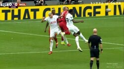 「危ない！」「恐い」重戦車２人の“空中挟み撃ち”でノックアウト…ウルブスMFが倒れ込んだ衝撃クラッシュに視聴者も苦言「リシャは荒い」「ラフ多い」