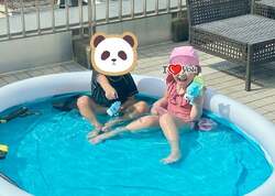  相沢まき、お気に入りの水着を着用しプールを満喫した娘「テラスがついているお家いいなぁ」 