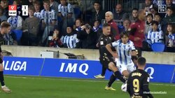 「やりすぎだろ！」「容赦ねえな」倒された久保建英に対して執拗な“追い打ちタックル”炸裂の瞬間　足をかけて転ばせ立ち上がるところを突き飛ばす悪質ファウルプレーの一部始終