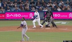 ベンチ大騒ぎ！ 大谷翔平、相手投手をメッタ打ち「エグい」「許してあげて」 特大弾→いきなり初球を“弾丸タイムリー”「無慈悲すぎる」