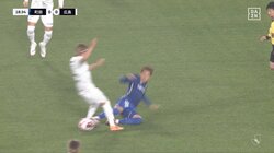 「レッドだろ」危険タックルに“イエロー”判定で選手が審判に詰め寄る緊迫の瞬間　「いや足裏じゃねーし」「どちらにしても荒いな」ファンの意見分かれる