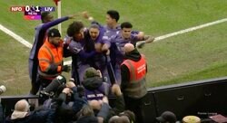 壁を蹴ってブチ壊す！制止を振り払って大暴れ「怖すぎるだろ」「ヤバいなw」 アウェイのスタンドに爆走して壁キック→大絶叫で煽りまくる瞬間　リバプールFWの劇的弾にスタジアム騒然