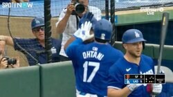 大谷翔平、驚愕アーチ直後の笑顔に“ほっこり” チームメートとハイタッチする姿に「ニコ谷さん！」「いい雰囲気！」