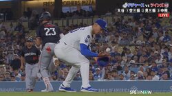 ド軍、最速167キロ右腕が痛恨の“大暴投” 「痛すぎる」「握ってなかったんでしょうね」元MLB解説者が苦言、フリーマンも呆然