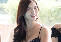 “キレイなおねえさん”32歳サロン経営者、セクシーな黒ビキニでフェロモン全開！年下男子とプールを満喫