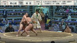 土俵を見る目が「真剣すぎる」人気芸人の表情