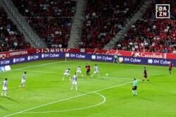 らしくないオシャレさ？ 浅野拓磨、敵3人翻弄のヒールパスが話題「タケより輝くのやめてw」「上手くなってる」完全ノールックで決定機構築