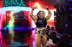 規格外の筋肉女子、まさかの“美スッピン”で衝撃シックスパック披露