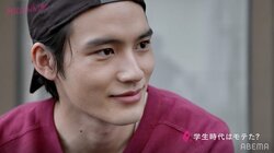 岡田健史、学生時代のモテぶりを明かす 制服のボタンは「全部なくなりました」『MILLENNIAL /ミレニアル』