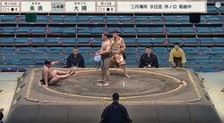 取組前に「倒しちゃった」　行司「待て待て待て！」制止も…立ち合いのハプニングにファン驚き「これはケンカの予感」