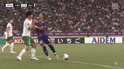 これでカードなし？体当たりでどつき倒す完全なアフタータックルに両チーム入り乱れて猛抗議「さすがにやりすぎ」「魂感じたわ」SNSは賛否両論