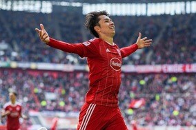 ドイツで模索し続ける田中碧に、レジェンド長谷部誠が金言「自分なりの価値あるサッカー選手に」。24歳ボランチの現在地